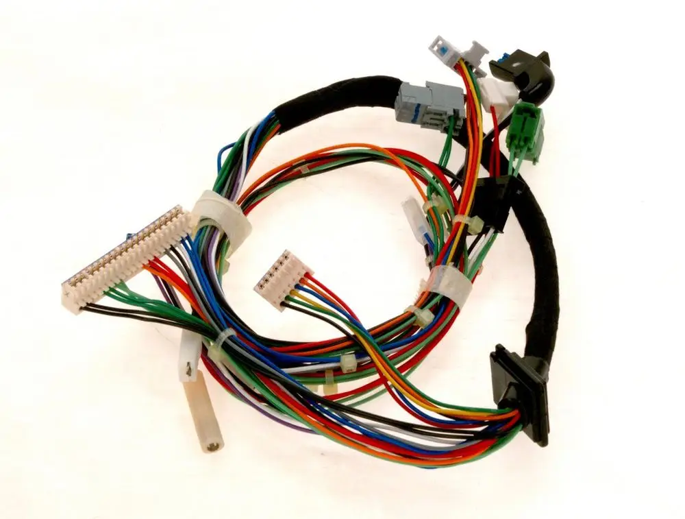 Kabelbaum von Bosch mit verschiedenen bunten Leitungen und Steckverbindern, zusammengebunden und strukturiert, für elektrische Verbindungen in Fahrzeugen.